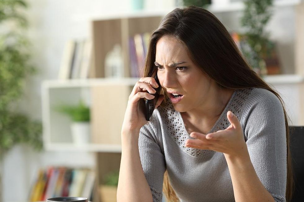 مشتری عصبانی با نماینده خدمات مشتری تماس می گیرد
