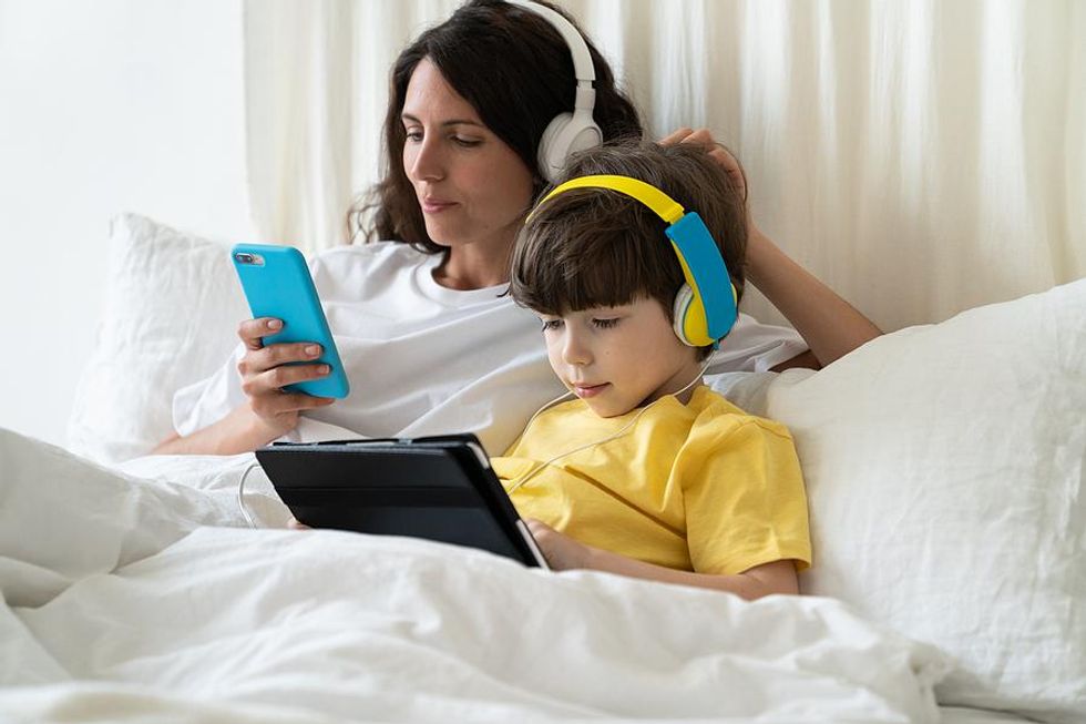 مادر و پسر با هم موسیقی گوش می دهند